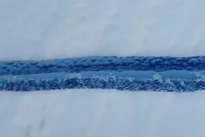 Українська полярниця сфотографувала «льодовий сендвіч»: що це за незвичайний айсберг