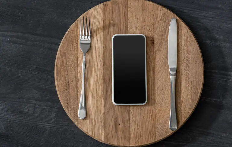 Вплив соціальних мереж на харчові звички. Як TikTok та Instagram формують харчові тренди й впливають на вибір споживачів