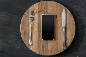 Вплив соціальних мереж на харчові звички. Як TikTok та Instagram формують харчові тренди й впливають на вибір споживачів