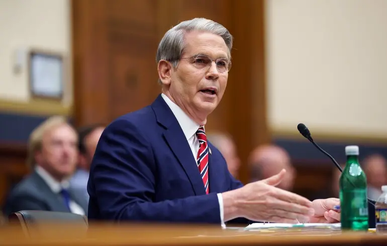 Міністр фінансів США попередив Китай про потенційні мита у 100% через купівлю російської нафти