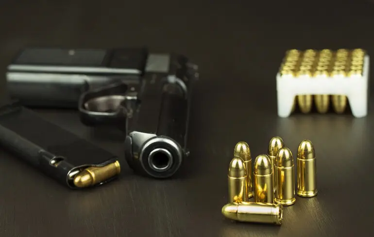 На улице в Черновцах 14-летний подросток выстрелил себе в голову 