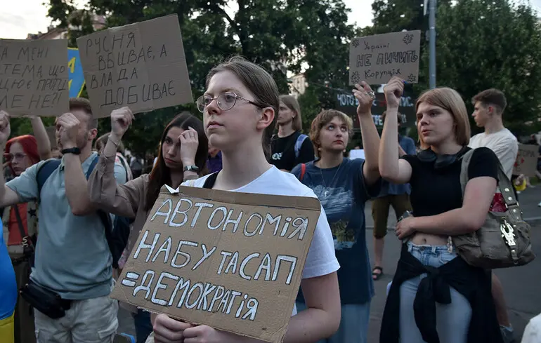 ВРУ приняла законопроект о восстановлении независимости НАБУ и САП