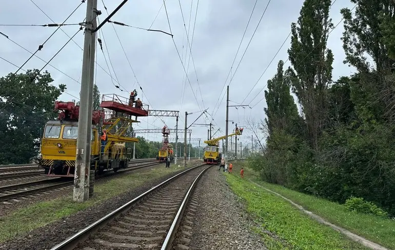 У Києві через масовану атаку РФ пошкоджено залізничну інфраструктуру