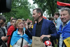 Под Радой проходит митинг с требованием принять новый закон о НАБУ и САП