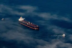 Танкеры с российской нефтью стоят у берегов Индии, пока нефтеперерабатывающие заводы ждут указаний — Bloomberg