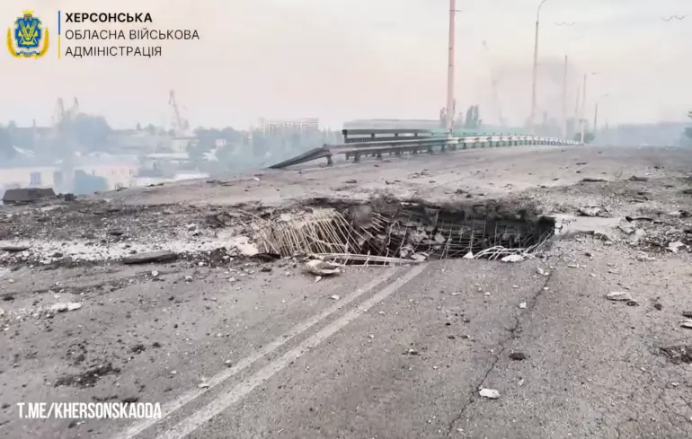 Росіяни пошкодили авіабомбою міст у Херсоні: в ОВА закликали евакуюватися мешканців мікрорайону