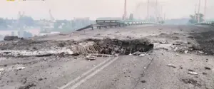 Россияне повредили авиабомбой мост в Херсоне: в ОГА призвали эвакуироваться жителей микрорайона