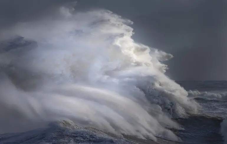 На Камчатці попередили про цунамі після землетрусу та виверження сплячого вулкана