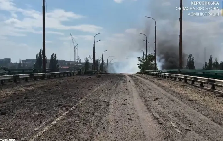 Армія РФ вдруге влучила авіабомбою у район мосту в Херсоні 
