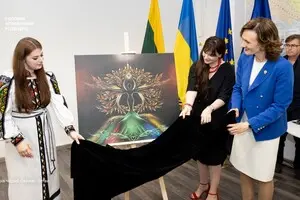 Некоторые картины рисовались в бомбоубежищах Киева: в парламенте Литвы открылась выставка украинской художницы