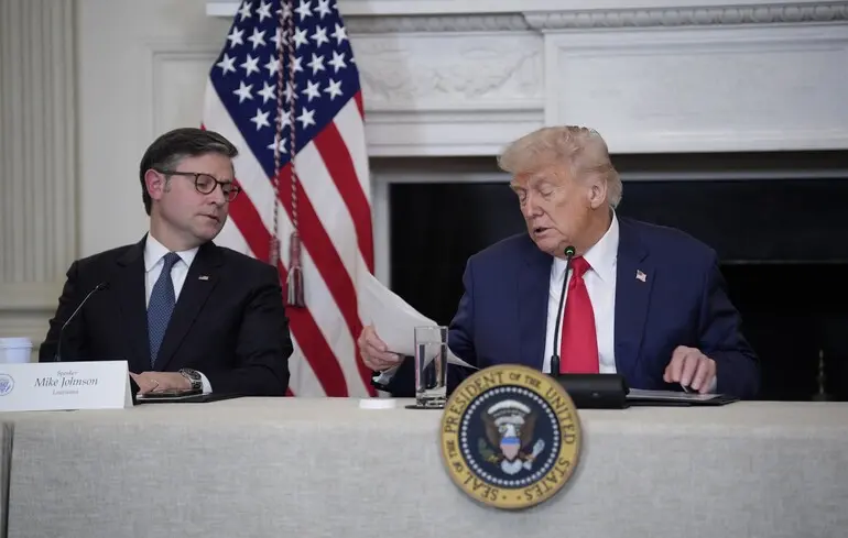 Трамп і спікер Палати представників США Джонсон стикаються з опором республіканців планам перерозподілу округів — Axios