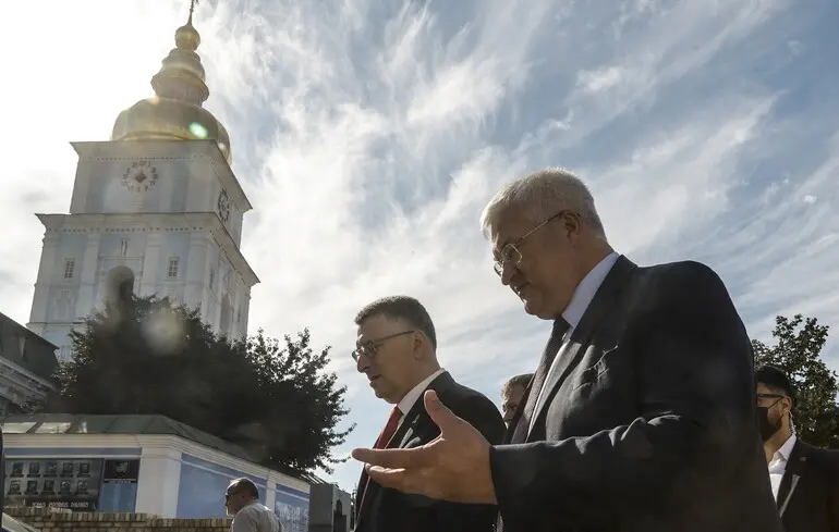 Гідеон Саар слухає Андрія Сибігу під час зустрічі у Києві 23 липня 2025 року