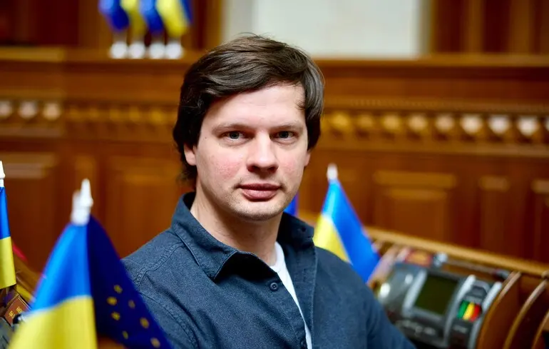 Один зі «слуг народу» та його помічник можуть бути причетними до найбільшої мережі продажу електронних сигарет – журналіст