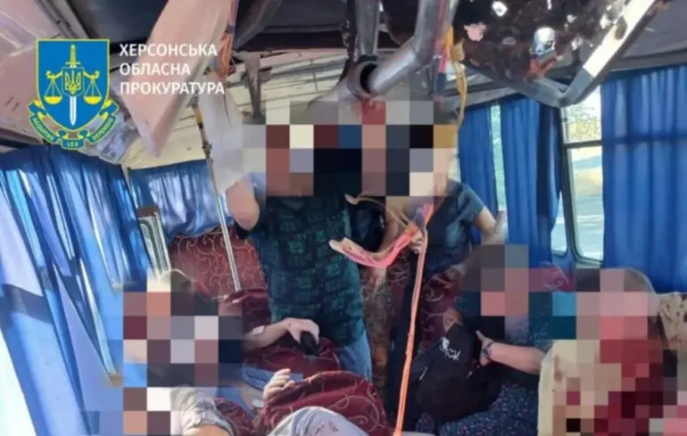 Россияне попали дроном в маршрутку под Херсоном: двое погибших и 16 раненых