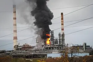 Украинские дроны остановили работу еще одного НПЗ в России — Bloomberg