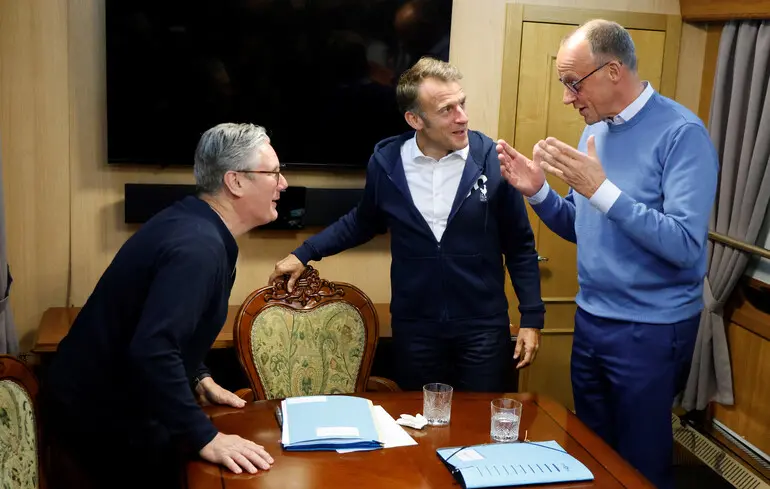 Премьер Британии Кир Стармер (слева), президент Франции Эммануэль Макрон (посередине), канцлер Германии Фридрих Мерц (справа)