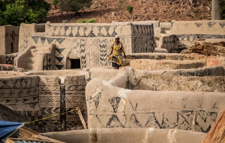 Розписані будинки народу Кассена в Буркіна-Фасо.