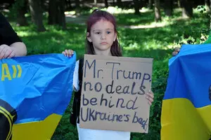 «Ні обміну територіями — ми вимагаємо обміну полоненими!»: у столиці відбулася акція протесту під посольством США