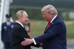 Театр на Алясці: Трамп і Путін ставлять під загрозу Україну та Європу — Bloomberg