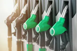 Атаки українських дронів по російських НПЗ: у РФ почали продавати бензин за талонами