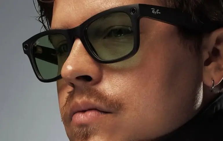 Актер Дилан Спроус в очках Ray-Ban Meta.