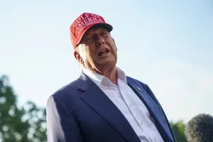 Трамп скасував відпустку через Україну