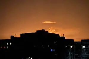 На Дніпропетровщині дрони спричинили потужну пожежу, ймовірно, горить газова підстанція