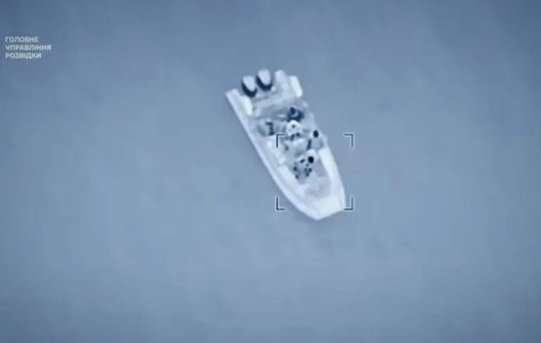 Розвідники влучили ракетою в російський катер у районі Залізного Порту