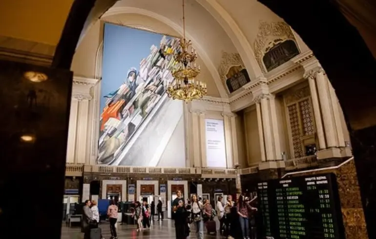 На киевском вокзале установили 21-метровое монументальное полотно Леси Хоменко 