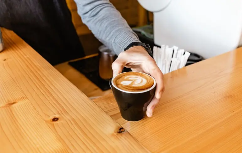 Чому головний біль після відмови від кави такий сильний?