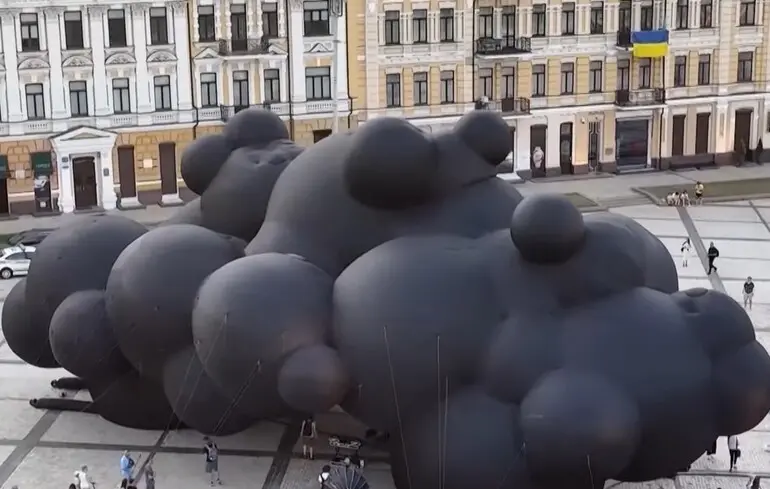 Інсталяція Black Cloud на Софійській площі в Києві.