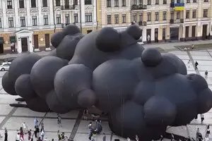 В День Независимости непогода уничтожила украинскую инсталляцию Black Cloud на Burning Man