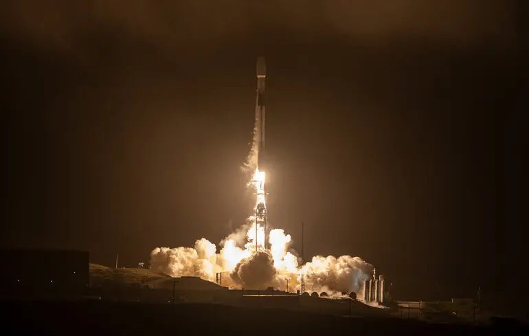 Пять спутников для таинственного клиента: Rocket Lab осуществила 70-й запуск ракеты Electron