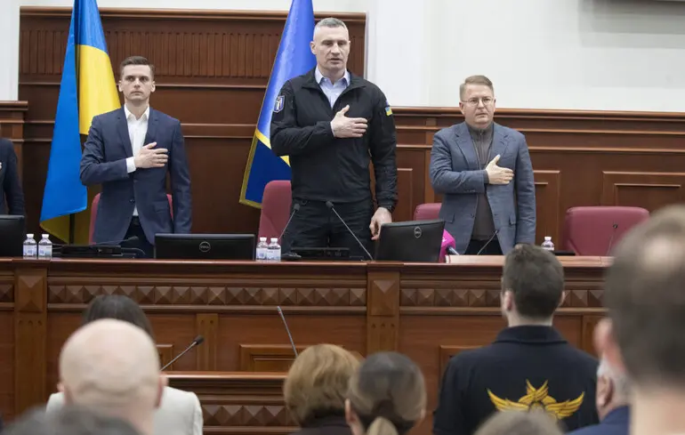 Чтобы вернуть авторитет мэра и главы АГУ Кличко придется сделать выбор