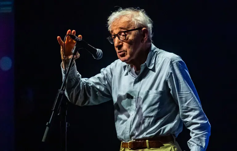 Вуді Аллен виступає на джазовому фестивалі.