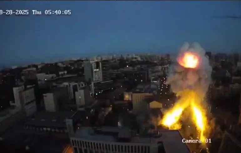 Опубликован момент двойного удара ракет по дому в центре Киева