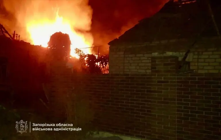 Из-за ракетного удара по Запорожью распространяется пожар, в ОВА рассказали о пострадавших