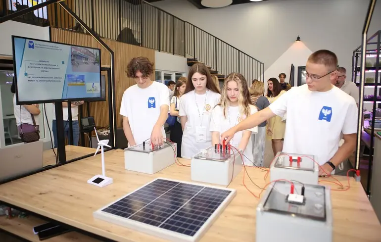 Профорієнтаційні хаби в Україні: як школярі «примірятимуть» майбутні професії