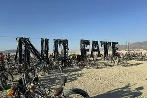 Українська “Чорна хмара” на Burning Man отримала друге життя після знищення бурею