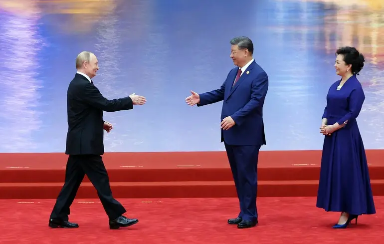 Си Цзиньпин и его жена Пэн Лиюань встречают Владимира Путина на саммите ШОС / 31 августа 2025 года