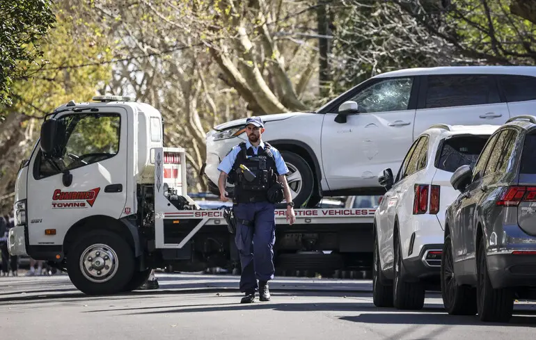 Внедорожник протаранил ворота российского консульства в Австралии