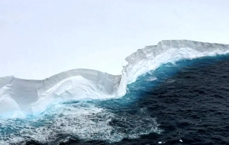 Катастрофа на горизонте: самый большой айсберг мира угрожает Антарктике и ее экосистеме