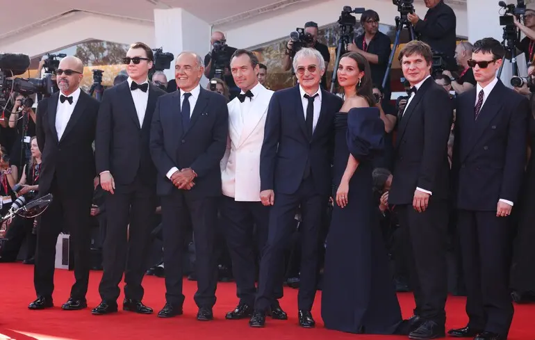 Джеффрі Райт, Пол Дано, Альберто Барбера, Джуд Лоу, Олів'є Ассая, Алісія Вікандер, Андрій Заяць та Том Старрідж на червоній доріжці фільму "Чарівник Кремля"