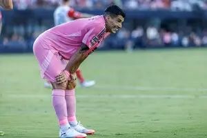 Команда Месси разгромно проиграла кубковый финал — игроки устроили разборки, Суарес плюнул в соперника