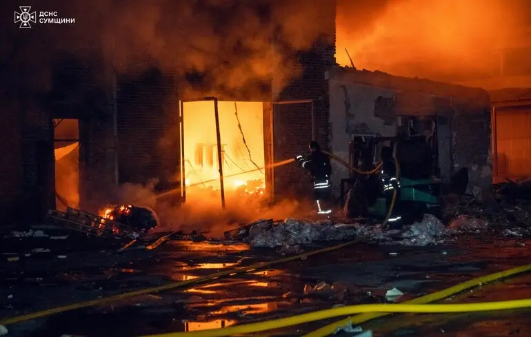 Через дронову атаку у Сумах спалахнула масштабна пожежа, є поранені