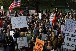 В США тысячи людей вышли на протесты против Трампа и миллиардеров