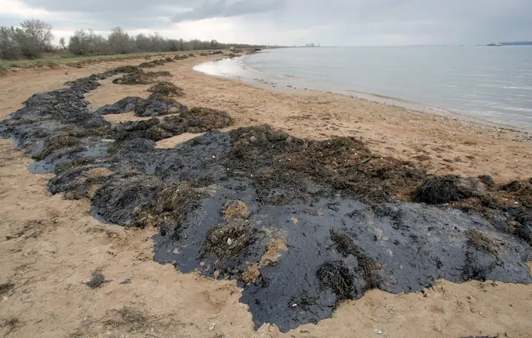 В Новороссийске произошел разлив нефти, огромное пятно движется в сторону Крыма