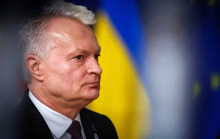 Літак із президентом Литви на борту не зміг приземлитися у Вільнюсі