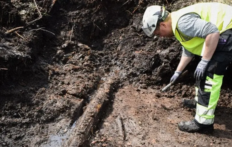 Процесс раскопок "капсулы времени".