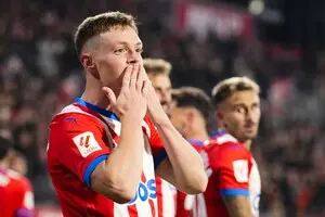 Звездный футболист сборной Украины не попал в заявку на матч против Франции